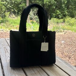Luluemon Boxy Tote - Black NWT (NEED GONE)