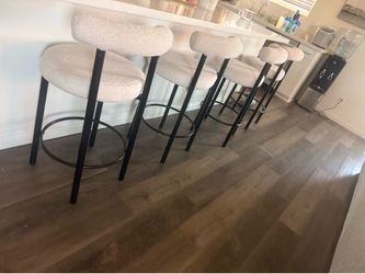 4 bouclé bar stools