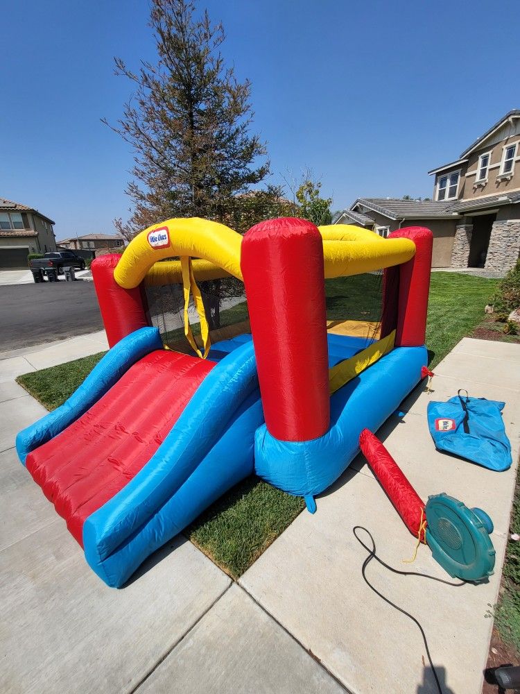 Bounce House With Blower