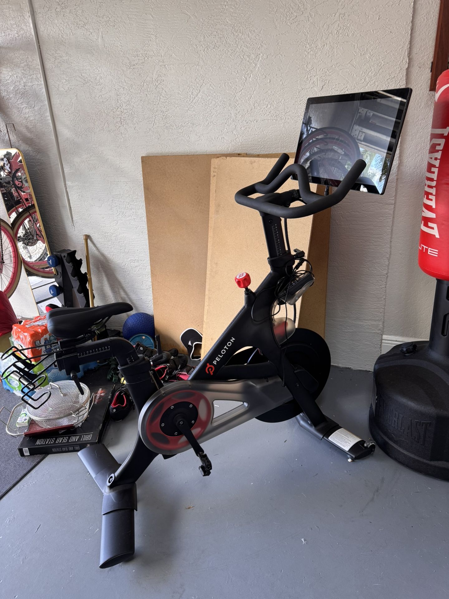 🔥 Peloton Bike + 2 Shoes – Excellent Condition! 🔥