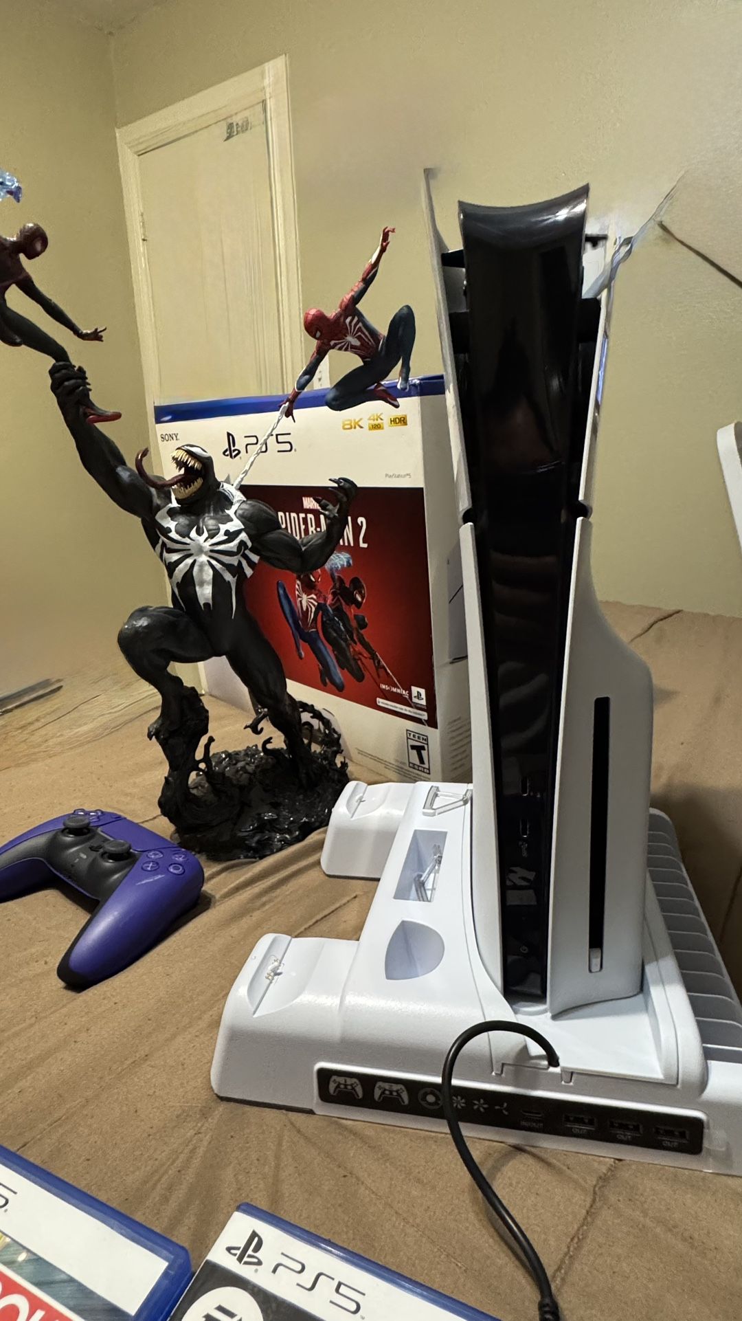 PS5 WITH VENOM STATUE 19” It comes with Samsung 990 PRO 4TB Already installed See pics&Description