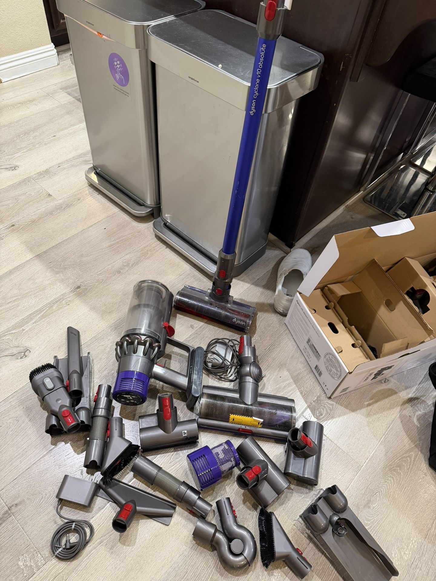DYSON V10 CYCLONE CORDLESS STICK VACUUM CLEANER