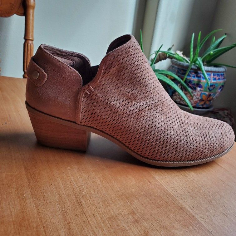 NEW, UNWORN Dr. Scholl's Foam Cushion Laurel Zip Bootie in Buckskin Faux Suede 8