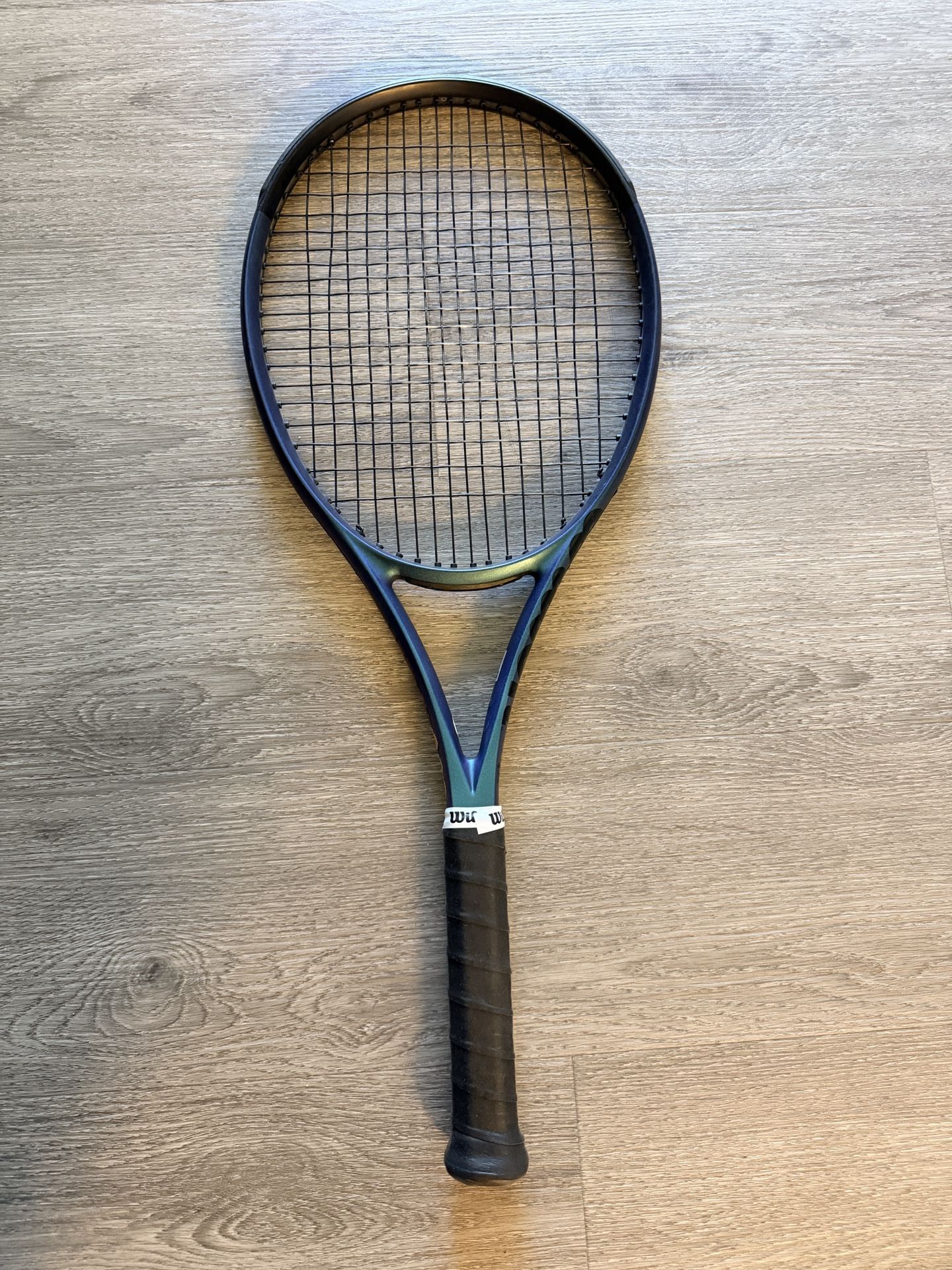 Wilson Ultra 100 V4 tennis racket Grip2