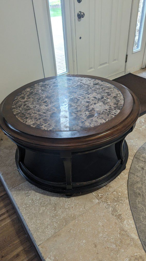 Hammary Dorset -40" Round Coffee Table With Stone Insert