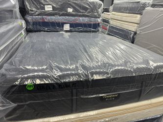 KING SIZE SIMMONS BEAUTYREST BLACK SERIES 3 (PLUSH) PILLOW TOP MATTRESS & BOX SPRINGS BED SET