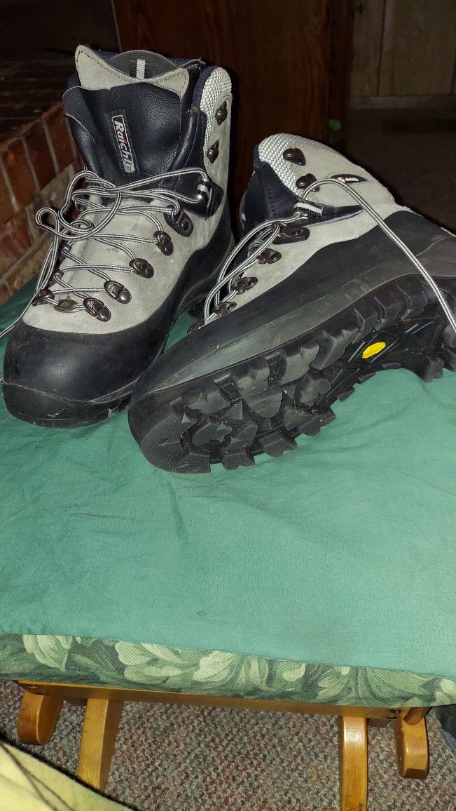 Womens Raichle  Hiking Boots (pending)