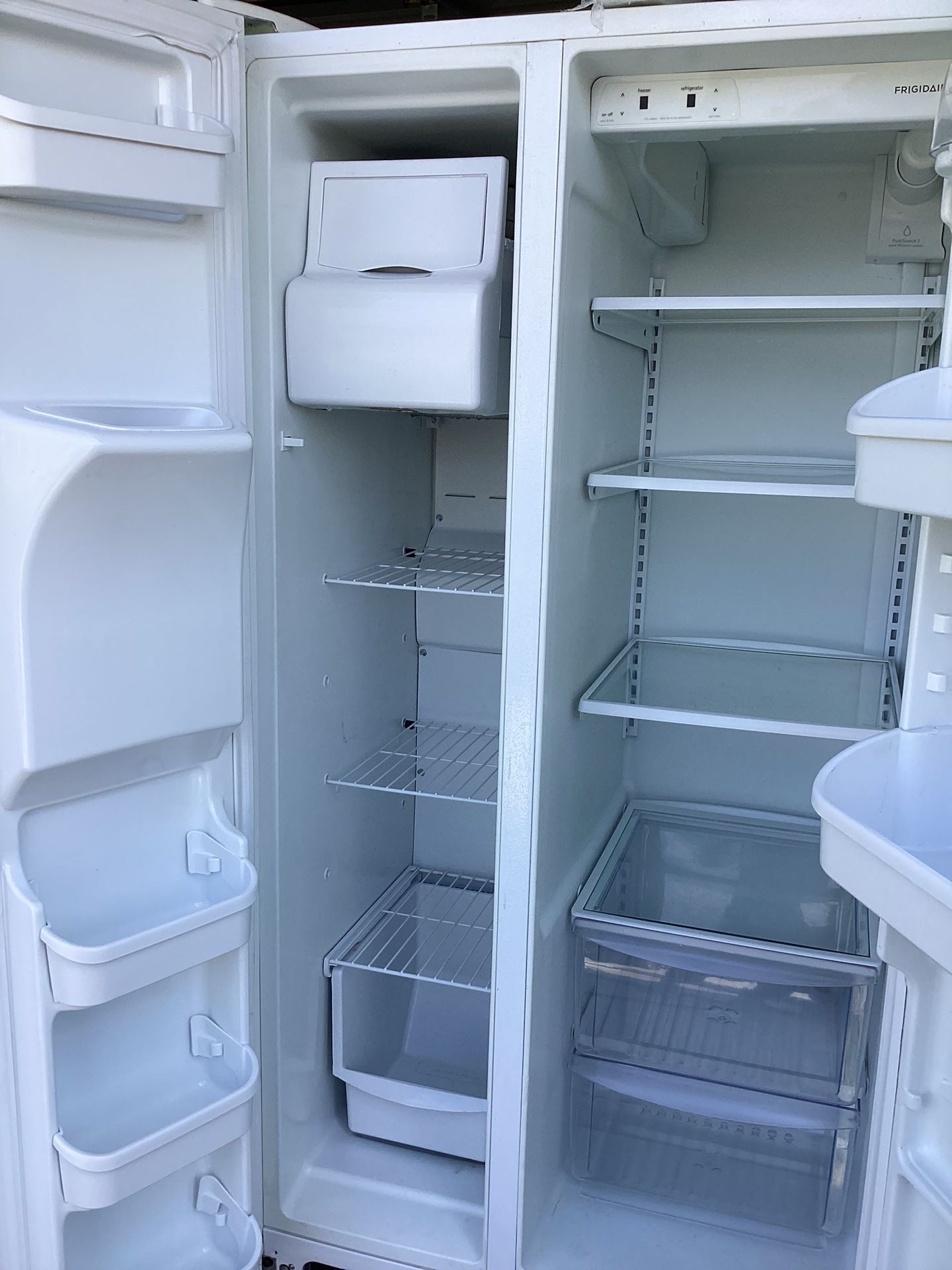 Frigidaire Side By Sides Water & Ice Front In Excellent Working Conditions Only Used Seasonal Few Month Out Years…