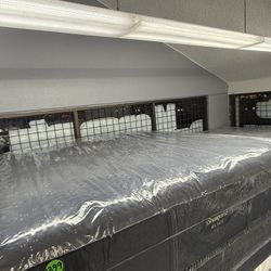 KING SIZE SIMMONS BEAUTYREST BLACK SERIES 3 MATTRESS & BOX SPRINGS BED SET