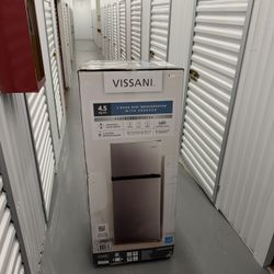 BRAND NEW MINI FRIDGE (4.5 CU FT.)