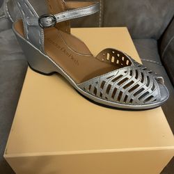 L’Amour Des Pieds Wegde Sandals Silver Size 8