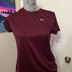 Reebok Workout Top Size Medium 