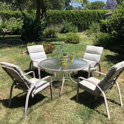 Nice Patio Set Table 4 Chairs With Cushions $125 Great Condition 