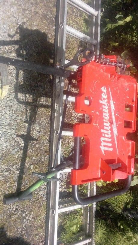 Milwaukee Tripod Table Chain Vise Cuts Up To 6"