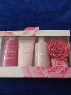 Body wash and lotion Daisy Fuentes