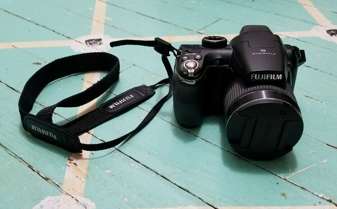 Fuji digital camera 14 MP, 26 X Optical zoom. Good Condition . Working very good