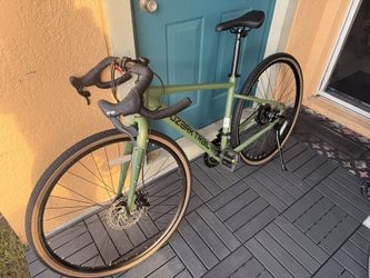 Ozark Trail Hybrid Bike – Green (Like New)
