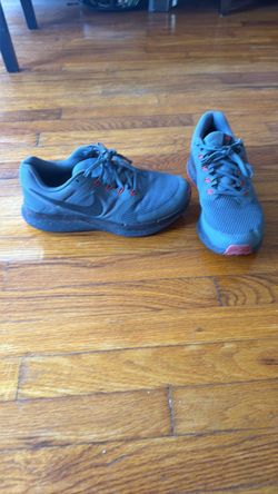 Selling a pair of size 8 Nike running shoes