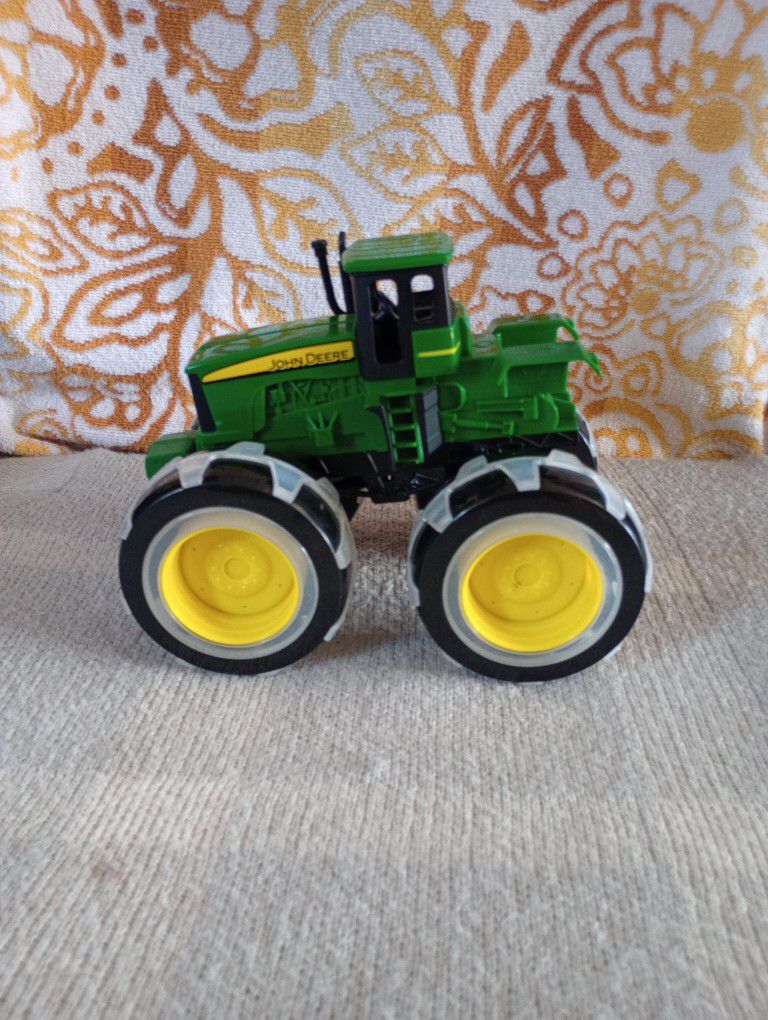 John Deere Toy Tractor with Light Up Huge 4X4 Wheels by ERTL and Tony EX5AZ