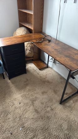 “L” desk with plugs and USB and 4 drawers
