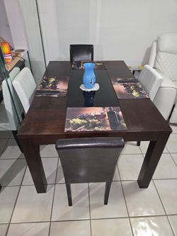 Beautiful dinning table & 4 leather chairs