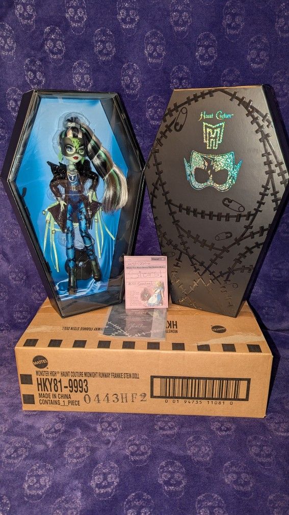 Midnight Runway Haunt Couture Monster High Frankie Doll NEW in the Shipper.
In perfect New condition
