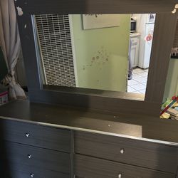 Dresser With Detachable Mirror 