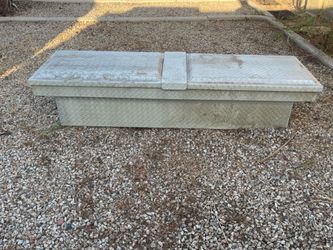 Truck bed tool box