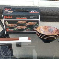 Parini 4 Piece Melamine Ramen Bowl Set with Wooden Chopsticks