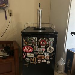 Edgestar Single Tap Half Barrel Keg like New retails 600-700$ (stickers can be removed)