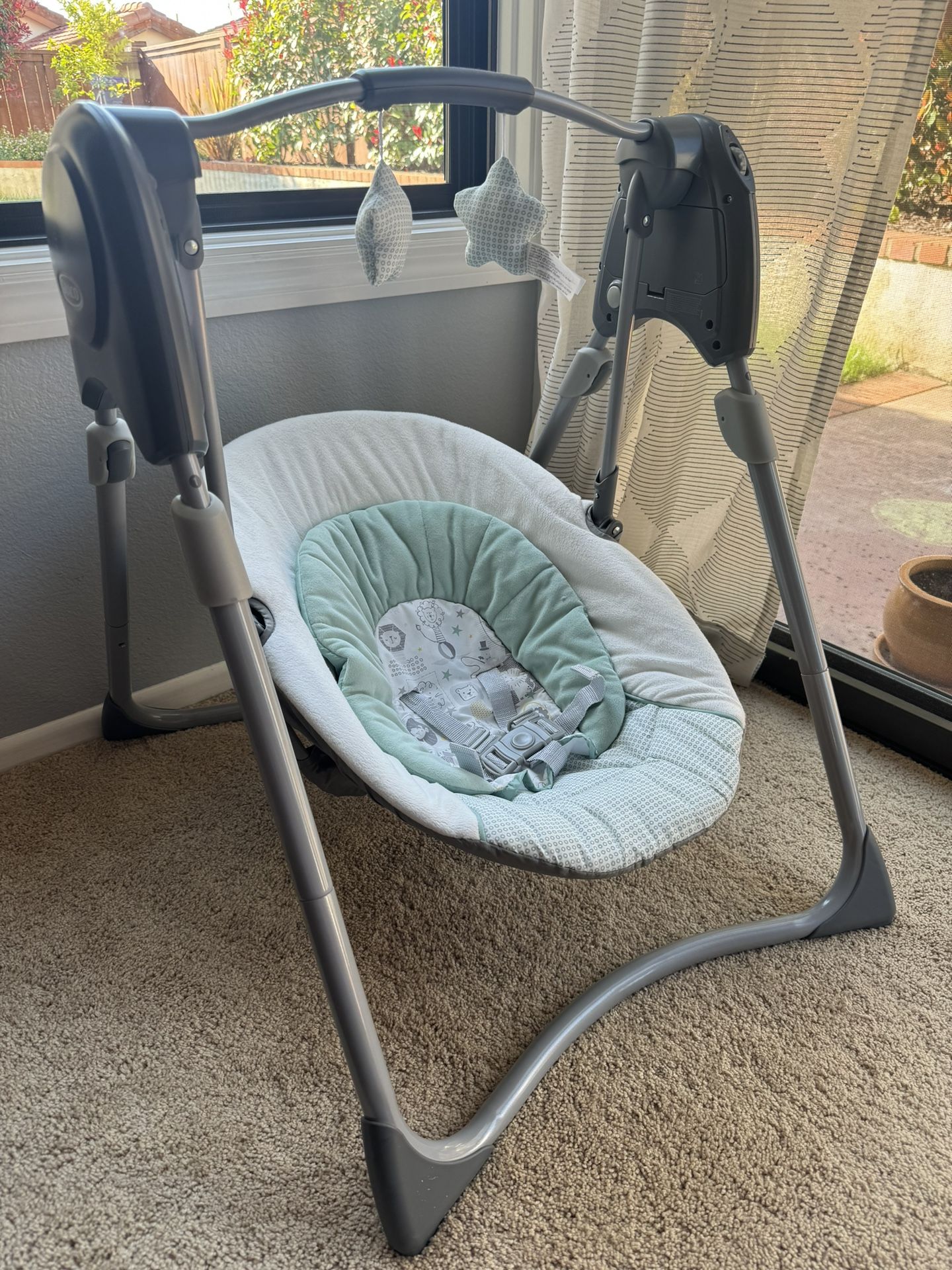 Graco Slim Spaces Compact Baby Swing 