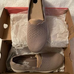 Tan Skechers Women’s size 8 