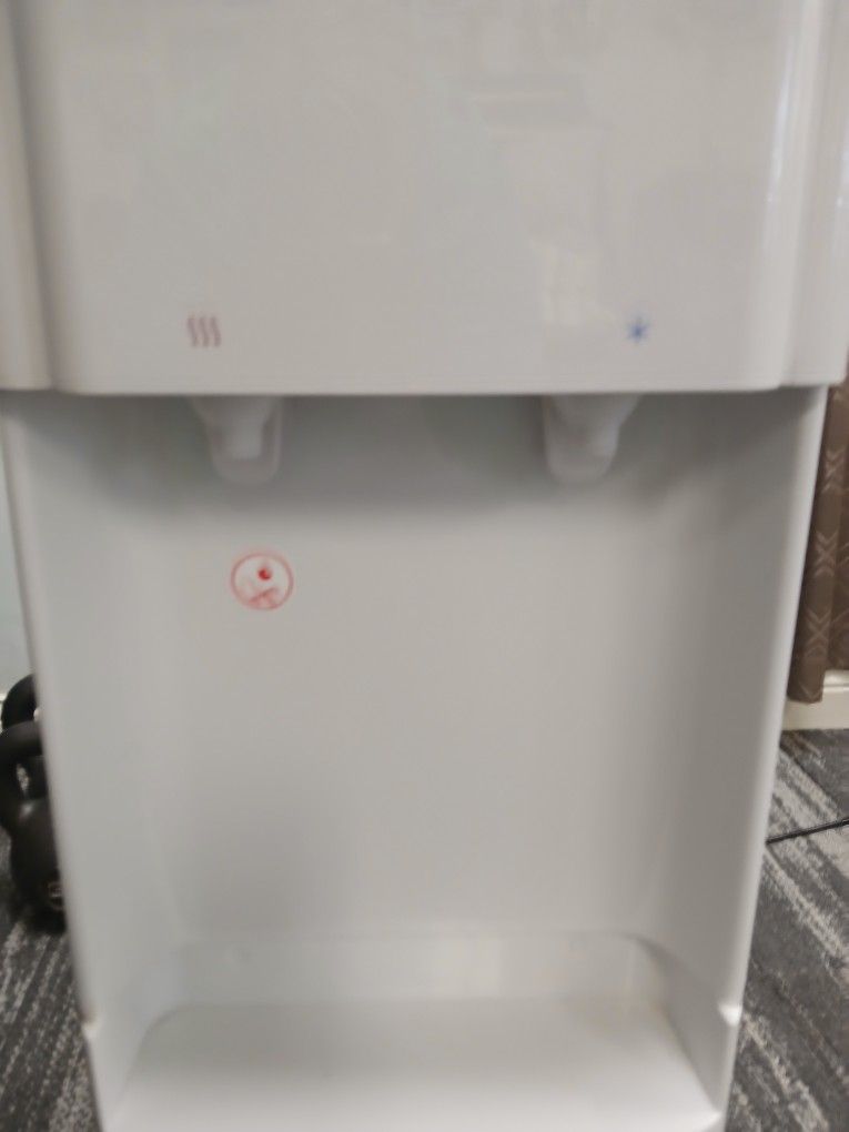 Primo Water Top Loading Classic 2 Temperature Dispenser. w/ a 5 gallon bottled included