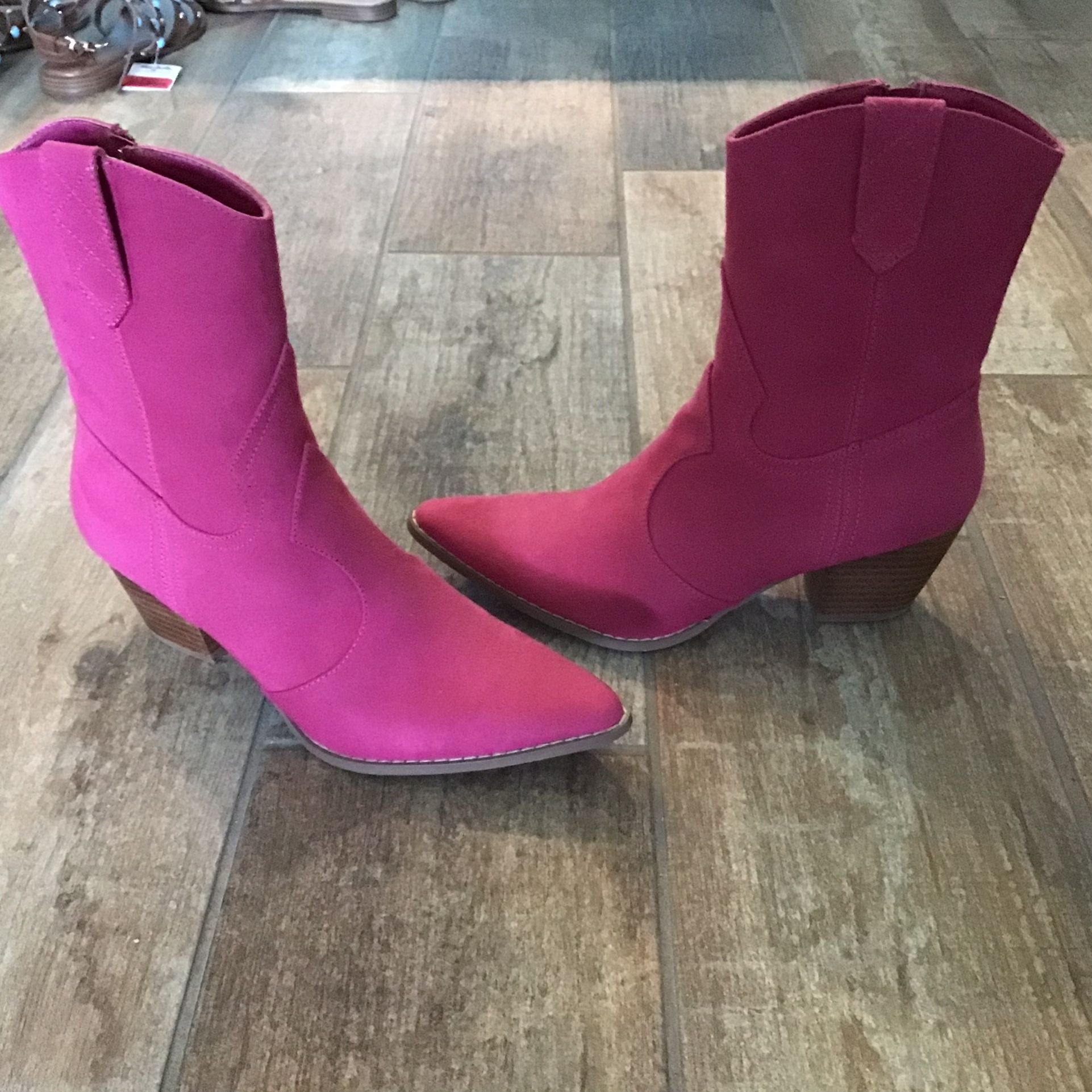 COCONUTS by Matisse~Women’s Hot Pink Suede Cowboy/girl Western Boots~Size 8 1/2~Wooden Heel Excellent condition Pick up four Mile cove Parkway behind 