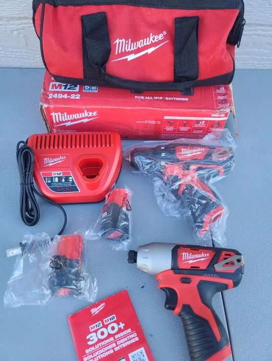 Milwaukee M12 12V Lithium-Ion Cordless Drill Driver/Impact Driver Combo Kit with Two 1.5Ah Batteries, Charger and Bag (2-Tool)