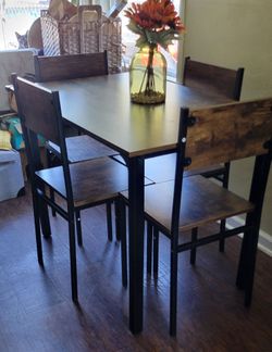 Dining table with 4 chairs small size.