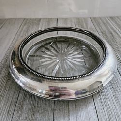 Vintage 6.75" x1.25" Silver Rimmed Clear Glass Ashtray with Star Etched Design Pattern. 

Pre-owned in excellent condition. No chips or cracks.

Makes
