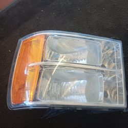 (1) Left Driverside Headlight  2007-2013 Gmc Sierra Or Chevy Silverado 1500