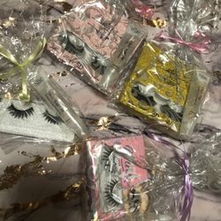 Eyelashes & Lipgloss Bundle