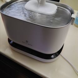 
The PETLIBRO PLWF115 Dockstream Battery-Operated Automatic Pet Water Fountain is a wireless, smart pet fountain featuring a 2.5L capacity, 