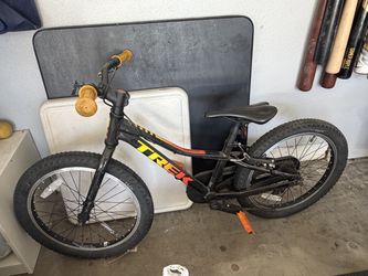 Trek Precaliber 20” Kids Bike – Black & Orange