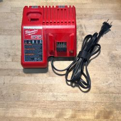 Milwaukee M18/ M12 Combo Charging Statio 