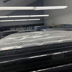 KING SIZE SIMMONS BEAUTYREST BEYOND (PLUSH) PILLOW TOP MATTRESS & BOX SPRINGS BED SET