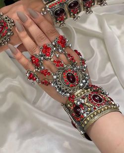 Hand jewelry