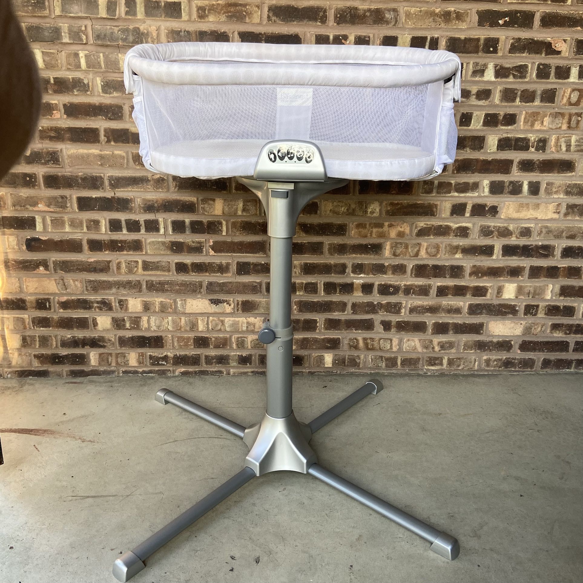 HALO Bassinest Essentia Series Swivel Sleeper Bassinet, Honeycomb 