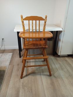 Vintage High Chair solid oak with removable food tray. excellent condition