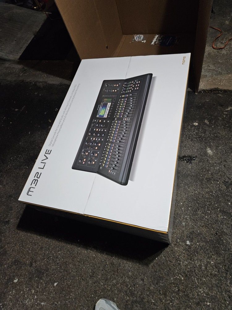 Midas M32 LIVE 40-Channel Digital Mixer