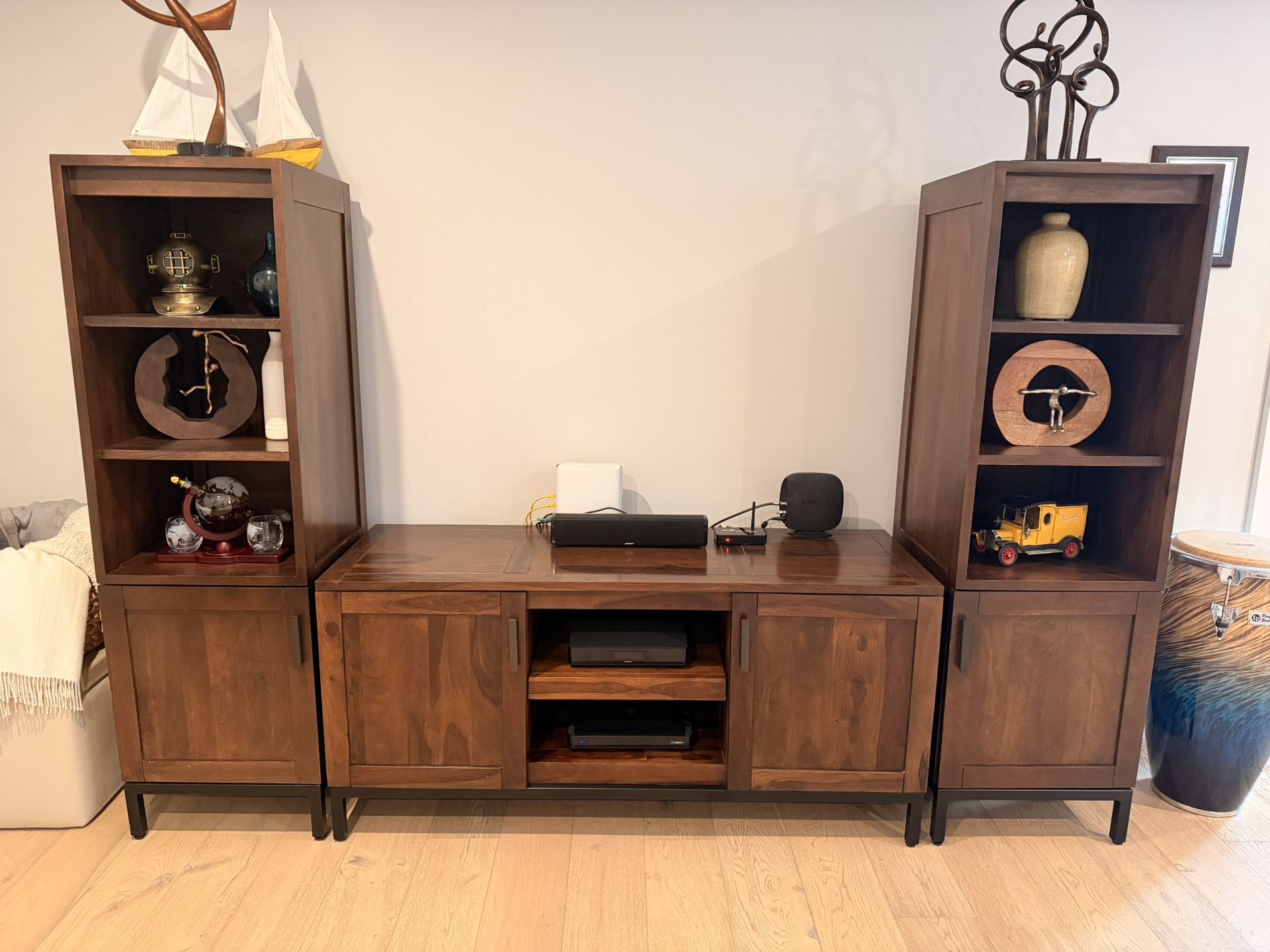 Excellent deal – priced to sell fast! High-end Crate & Barrel living room furniture set in excellent condition.