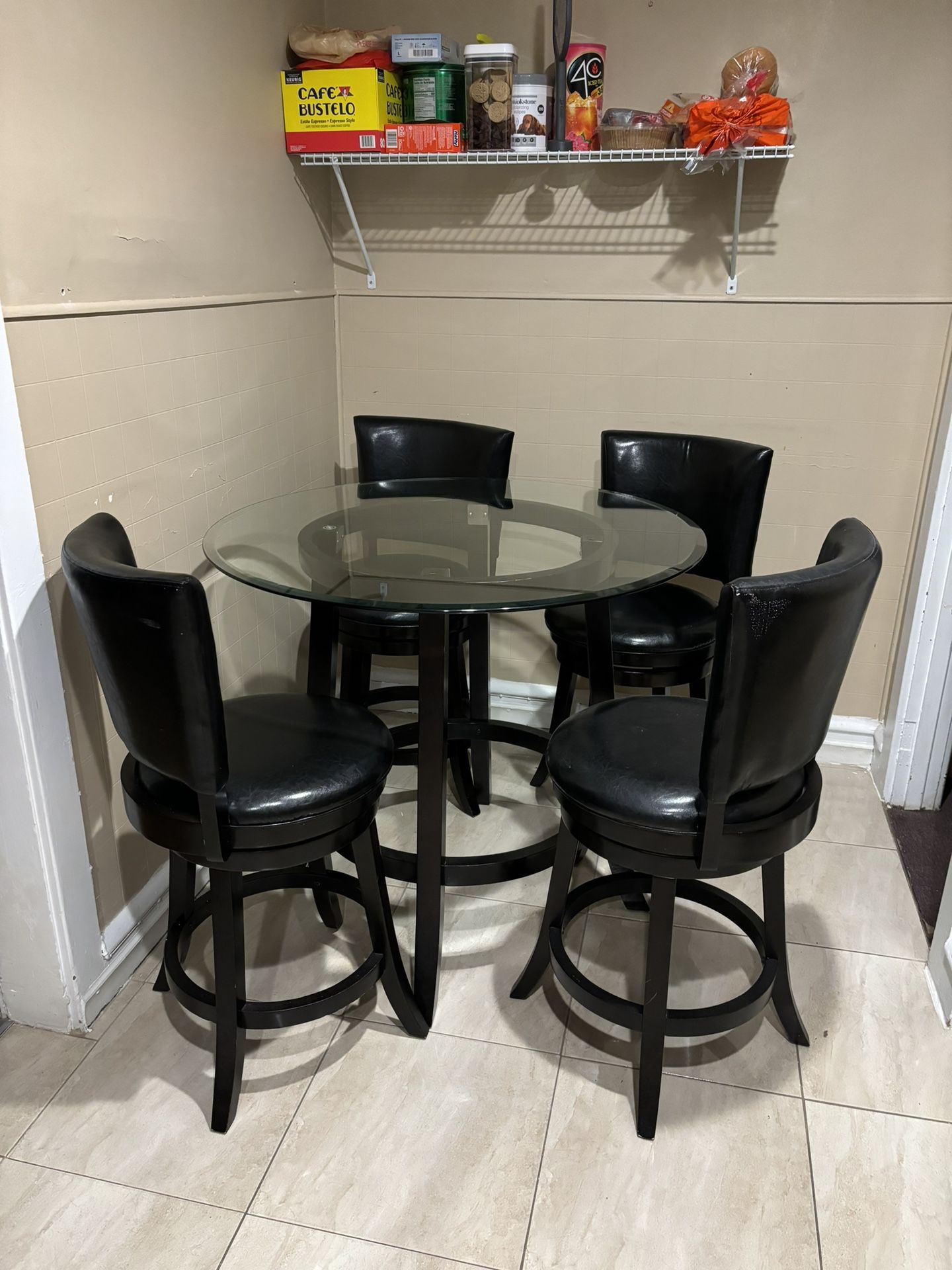mesa con sus 4 sillas