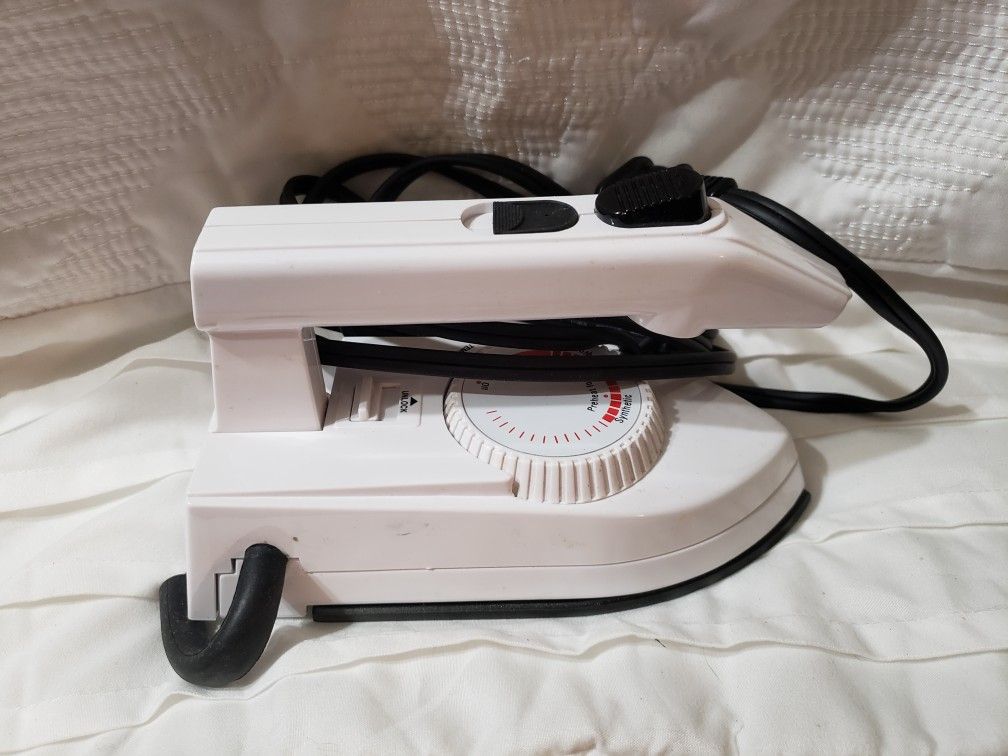 Sunbeam folding travel iron has steam.